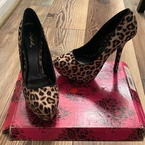 6’ stilettos animal print. New, never worn!!!
